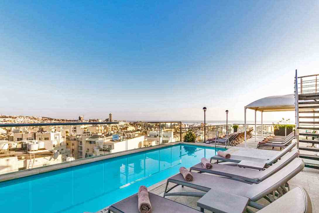 18 The Victoria Hotelr Pool Malta