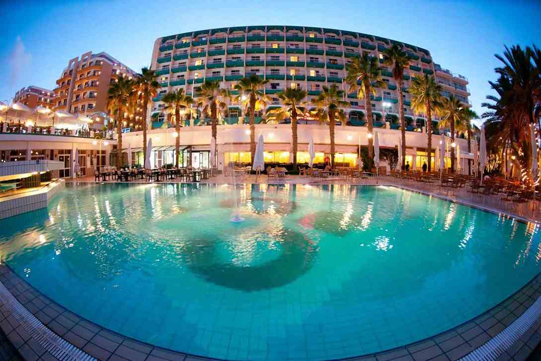 qawra hotel pool side