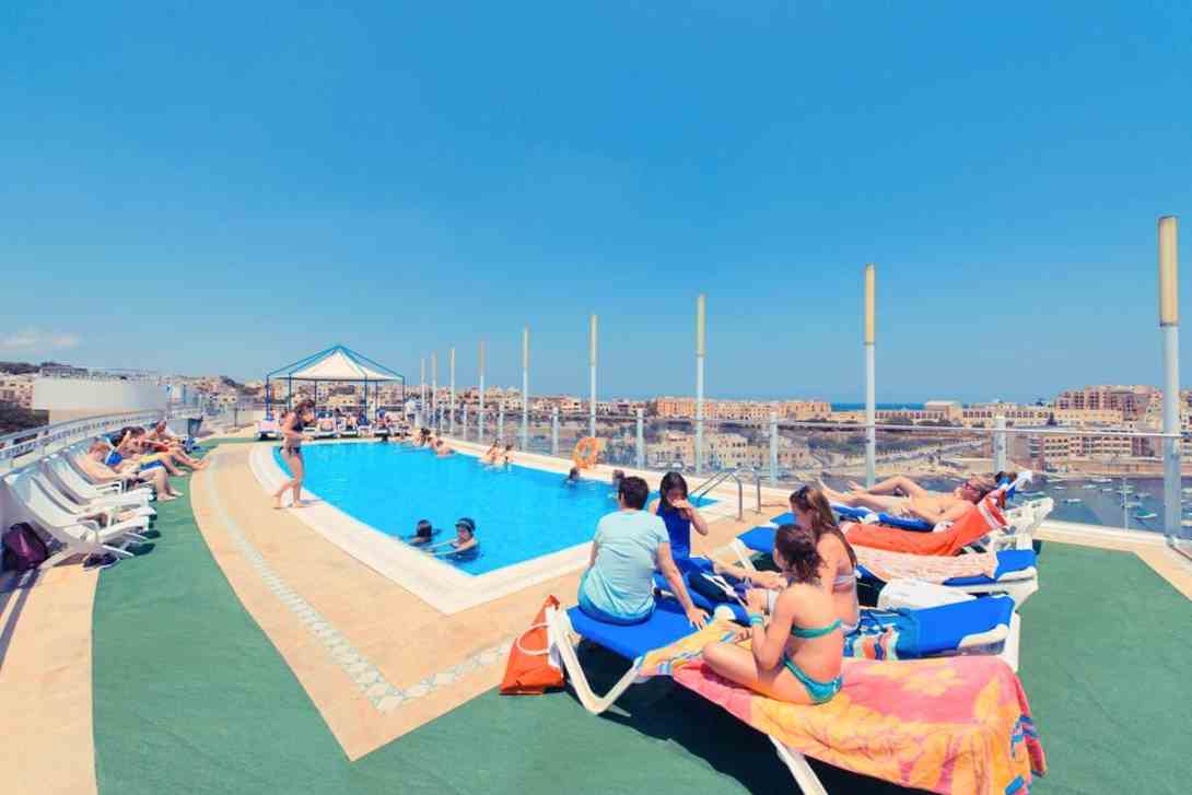 be.hotel-pool-sunbathing