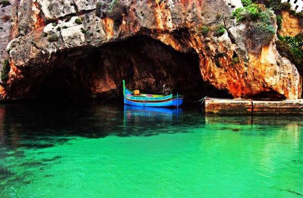 xlendi bay boat